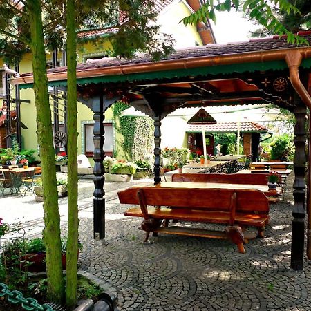 Hotel Gosciniec Stara Kuznia à Debska Kuznia Extérieur photo