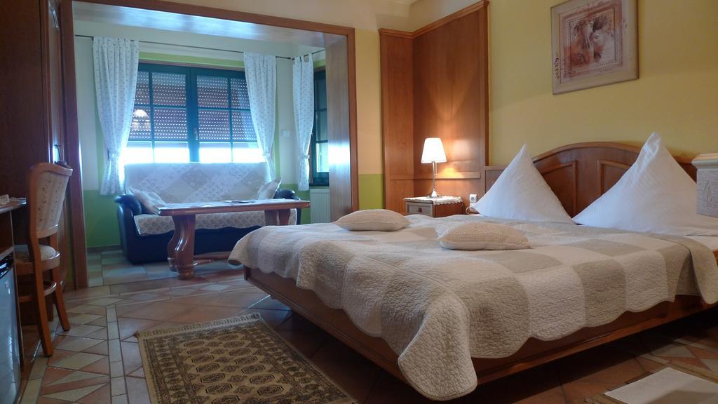 Hotel Gosciniec Stara Kuznia à Debska Kuznia Chambre photo