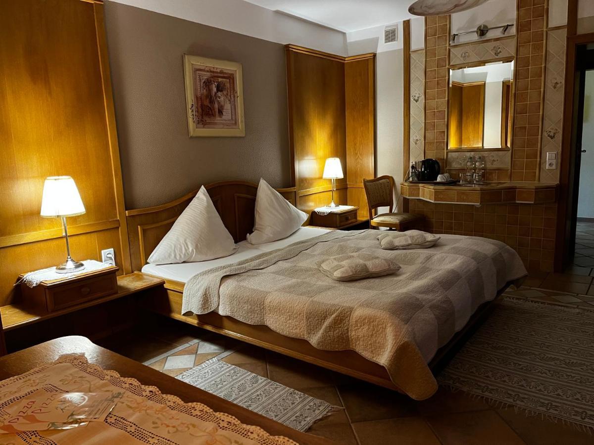 Hotel Gosciniec Stara Kuznia à Debska Kuznia Extérieur photo
