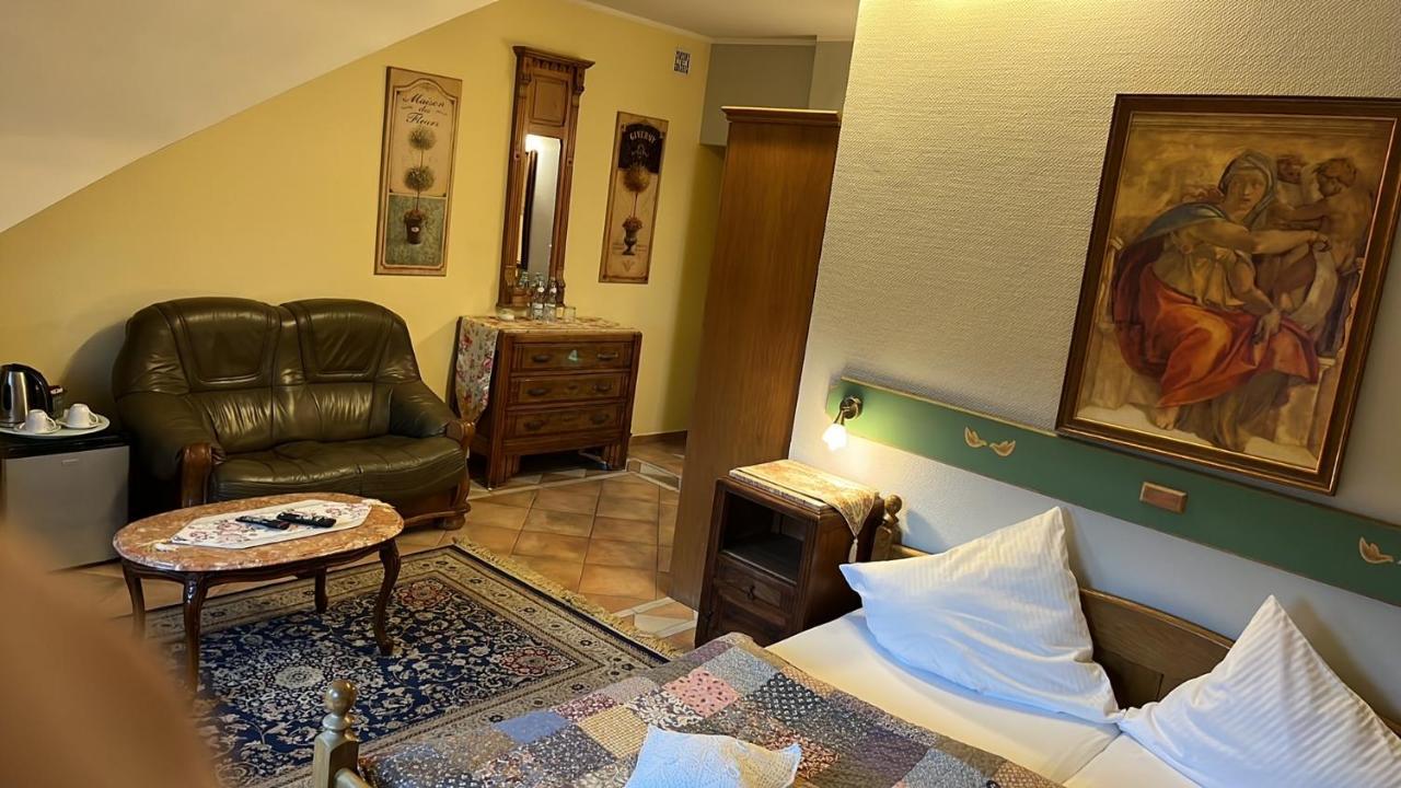 Hotel Gosciniec Stara Kuznia à Debska Kuznia Extérieur photo