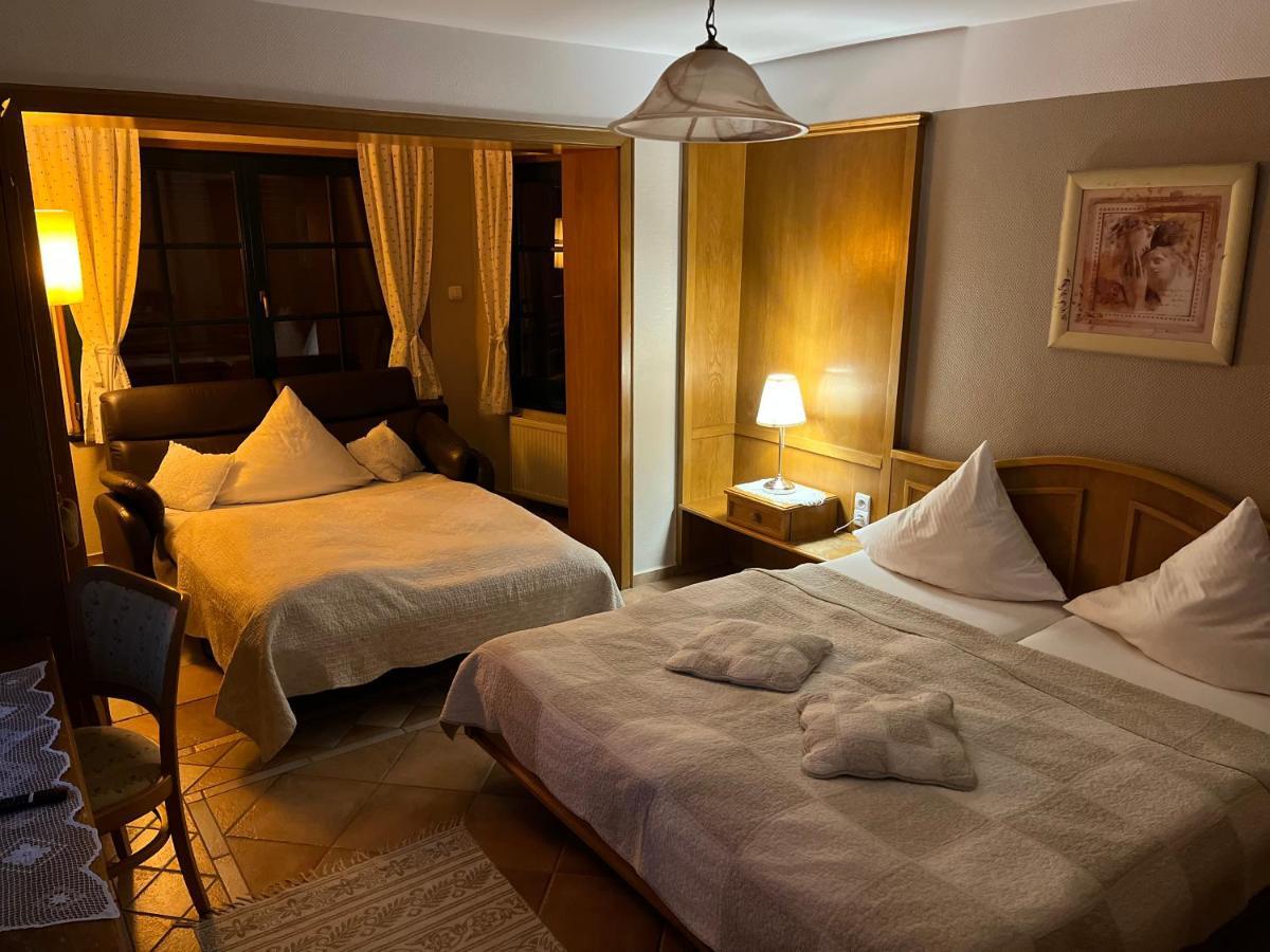 Hotel Gosciniec Stara Kuznia à Debska Kuznia Extérieur photo