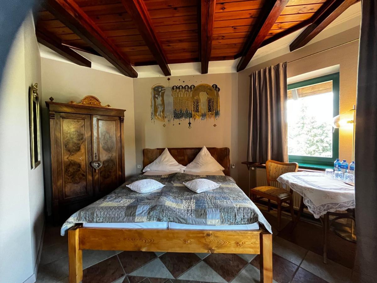 Hotel Gosciniec Stara Kuznia à Debska Kuznia Extérieur photo