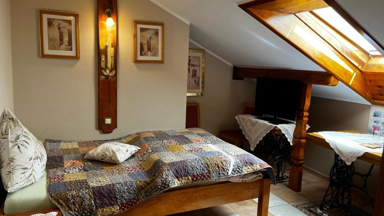 Hotel Gosciniec Stara Kuznia à Debska Kuznia Extérieur photo