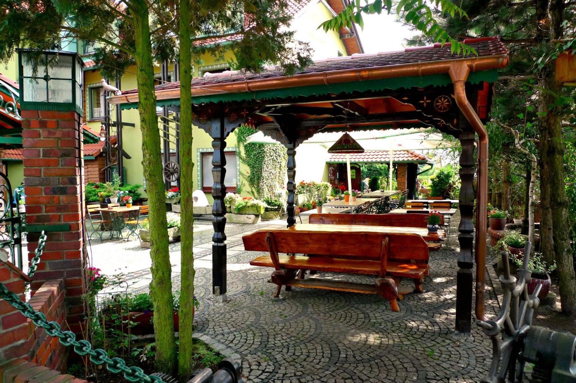 Hotel Gosciniec Stara Kuznia à Debska Kuznia Extérieur photo