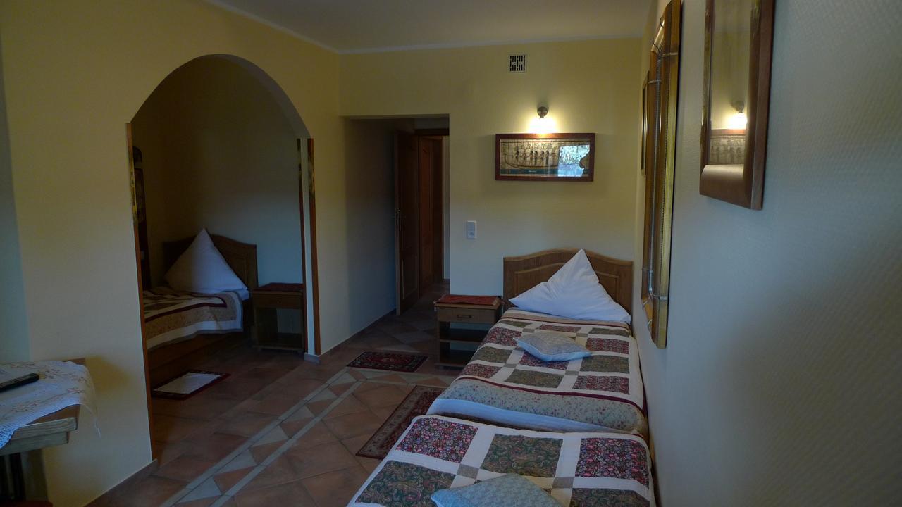 Hotel Gosciniec Stara Kuznia à Debska Kuznia Extérieur photo